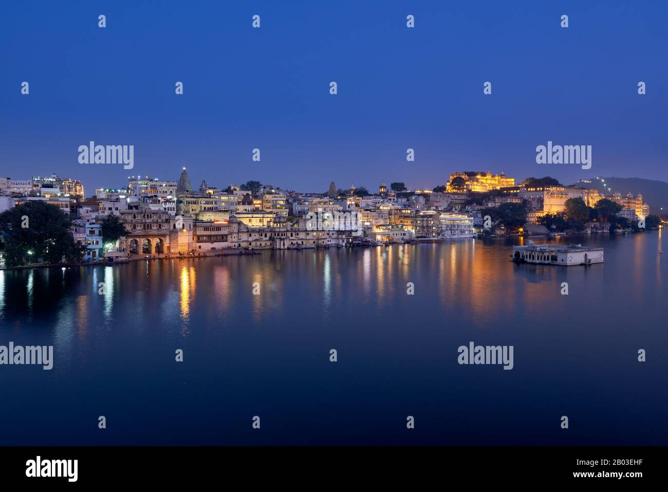 Prise de nuit, vue panoramique avec Gangaur Ghat, palais de ville et Palais Taj Fateh Prakash sur le lac Pichola sur Udaipur, Rajasthan, Inde Banque D'Images