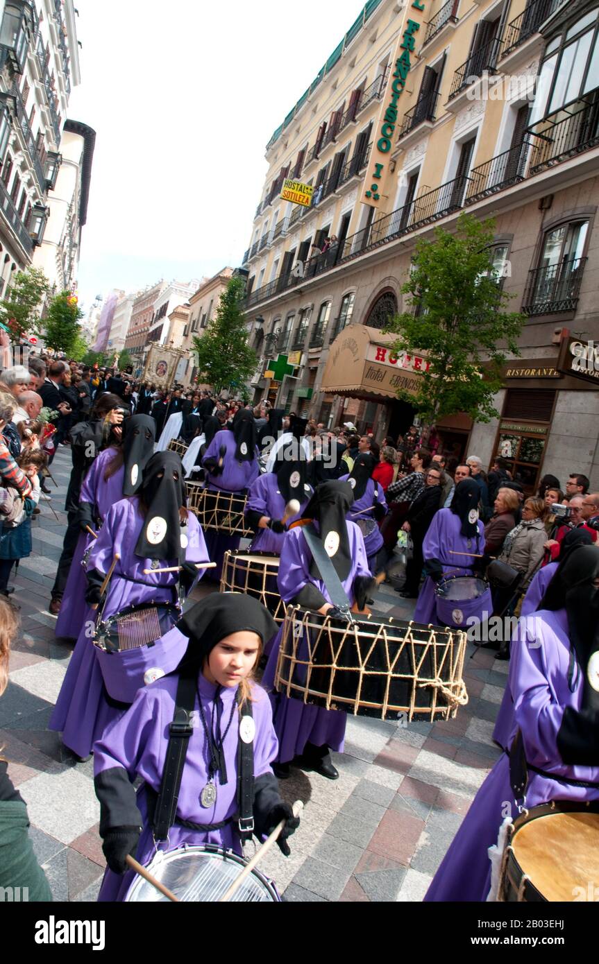 Jouer du tambour dans une procession de la Semaine Sainte. Madrid, Espagne. Banque D'Images