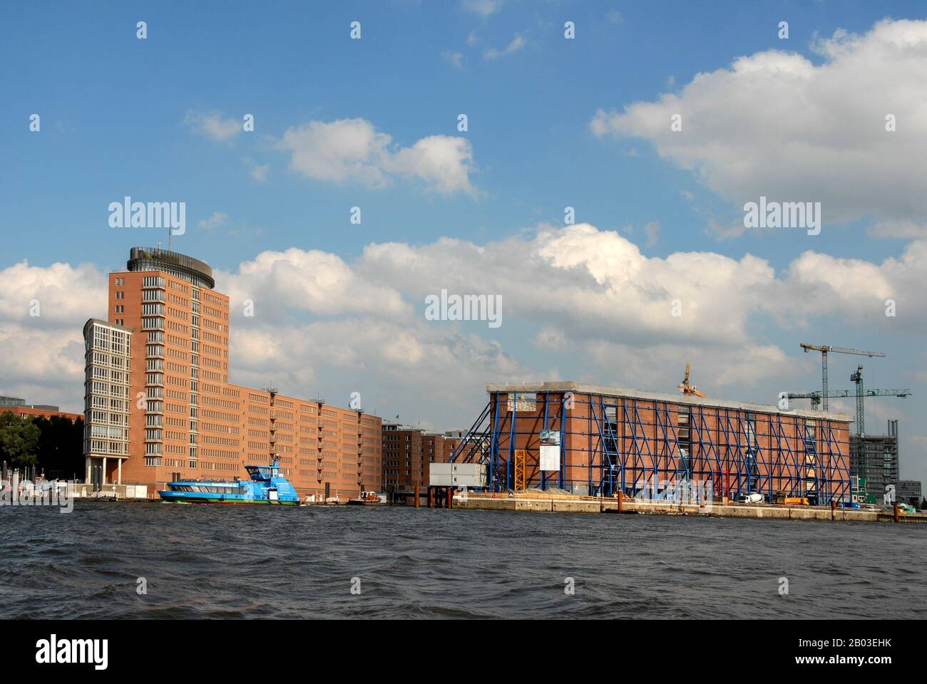 Bureaux sur le quai dans le port de Hambourg à Hambourg, Allemagne. Le port maritime de la rivière Elbe est le plus grand et le troisième plus achalandé d'Allemagne en Europe et Banque D'Images