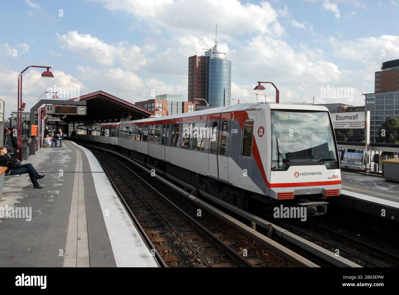 Un train suburbia local, le Hamburger Hochbahn, qui fait partie du réseau ferroviaire U-Bahn, arrive à l'une des stations du port de Hambourg en Allemagne. Banque D'Images