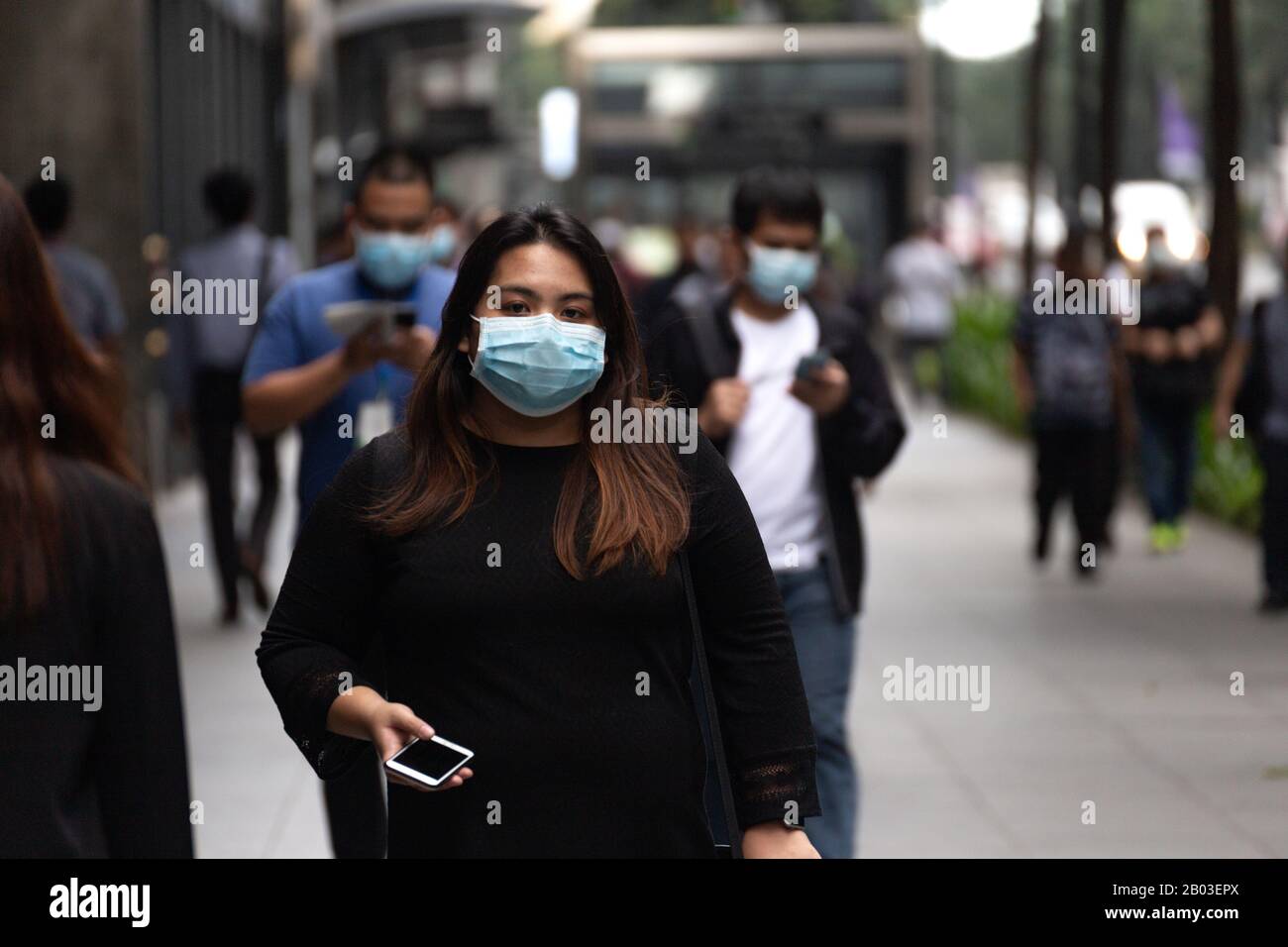 Manille, Philippines - 3 février 2020 : la femme philippine dans la rue porte un masque contre le virus Banque D'Images