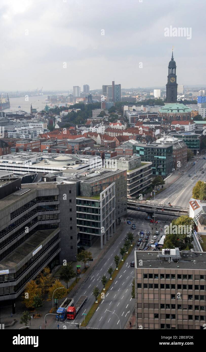 De la plate-forme d'observation de l'église Saint-Nicolas tour de 147 mètres à Hambourg, Allemagne du quartier commercial et une partie du port et du port de Hambourg o Banque D'Images