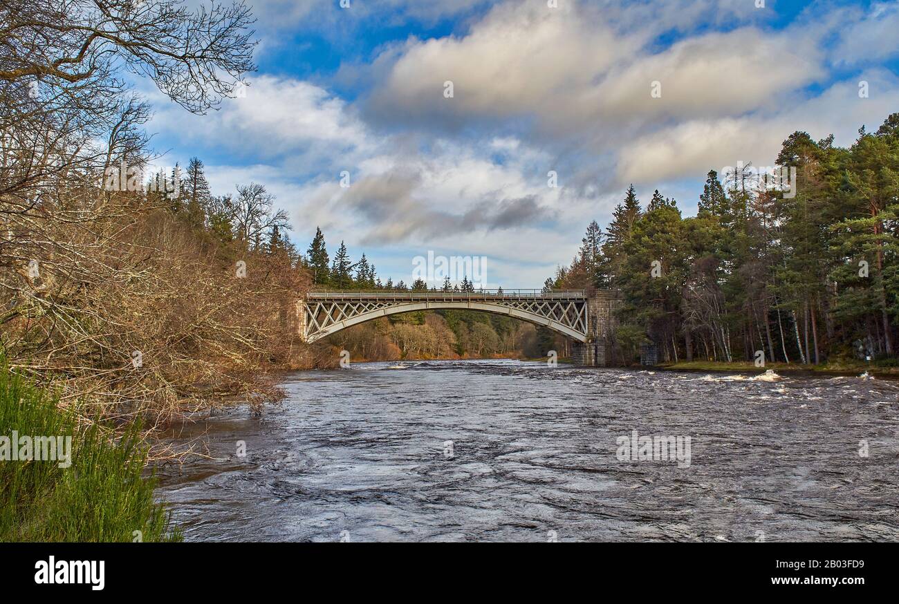 VILLAGE DE CARRON MORAY ECOSSE VUE D'UNE RIVE DE LA RIVIÈRE DE LA STRUCTURE UNIQUE DE LA ROUTE DE CARRON ET DU VIEUX PONT FERROVIAIRE QUI TRAVERSE LA RIVIÈRE SPEY Banque D'Images
