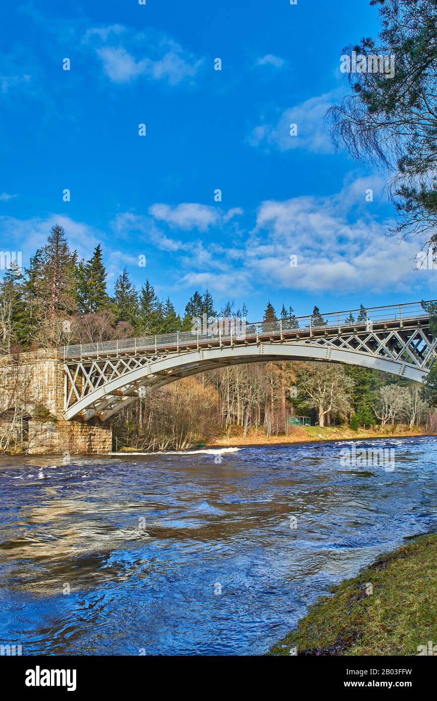 CARRON VILLAGE MORAY ECOSSE VUE SUR LA STRUCTURE DE LA ROUTE CARRON UNIQUE ET DU VIEUX PONT FERROVIAIRE QUI TRAVERSE LA RIVIÈRE SPEY ET UNE CABANE DE PÊCHE VERTE Banque D'Images