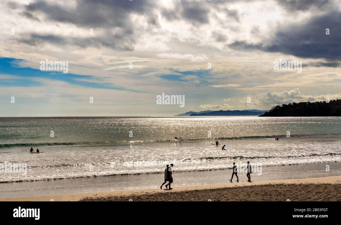 Vaneo, Azuero, Panama - 22 janvier 2020: Les gens marchant sur la plage de Venao, péninsule d'Azuero, Panama., Banque D'Images