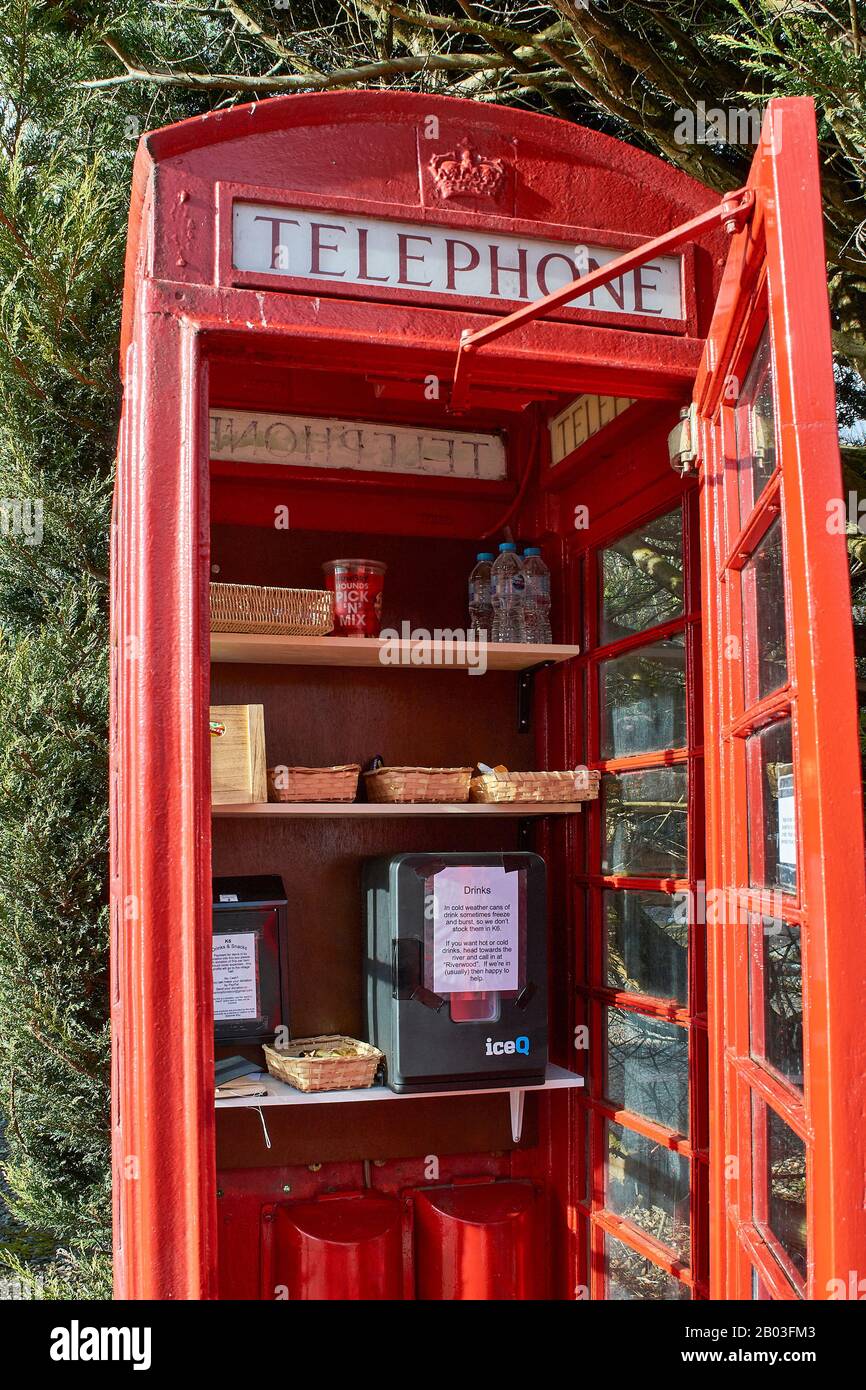 CARRON VILLAGE MORAY SCOTLAND RED BOÎTE DE TÉLÉPHONE L'INTÉRIEUR CONTIENT DES COLLATIONS ET DES BOISSONS À VENDRE AUX MARCHEURS SUR LE SENTIER LONG-DISTANCE DE SPEYSIDE WAY Banque D'Images