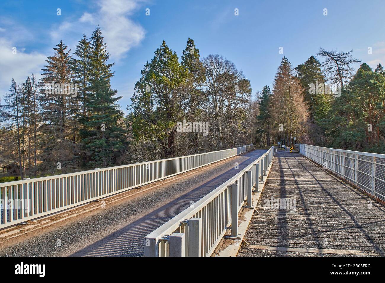 CARRON VILLAGE MORAY ECOSSE LA ROUTE CARRON UNIQUE ET LE VIEUX PONT FERROVIAIRE QUI TRAVERSE LA RIVIÈRE SPEY Banque D'Images