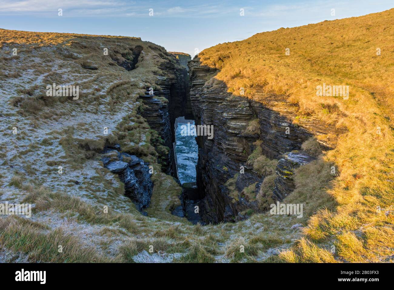 Voûte rocheuse dans les falaises de Holborn Head, Scrabster, près de Thurso, Caithness, Ecosse, Royaume-Uni. Banque D'Images