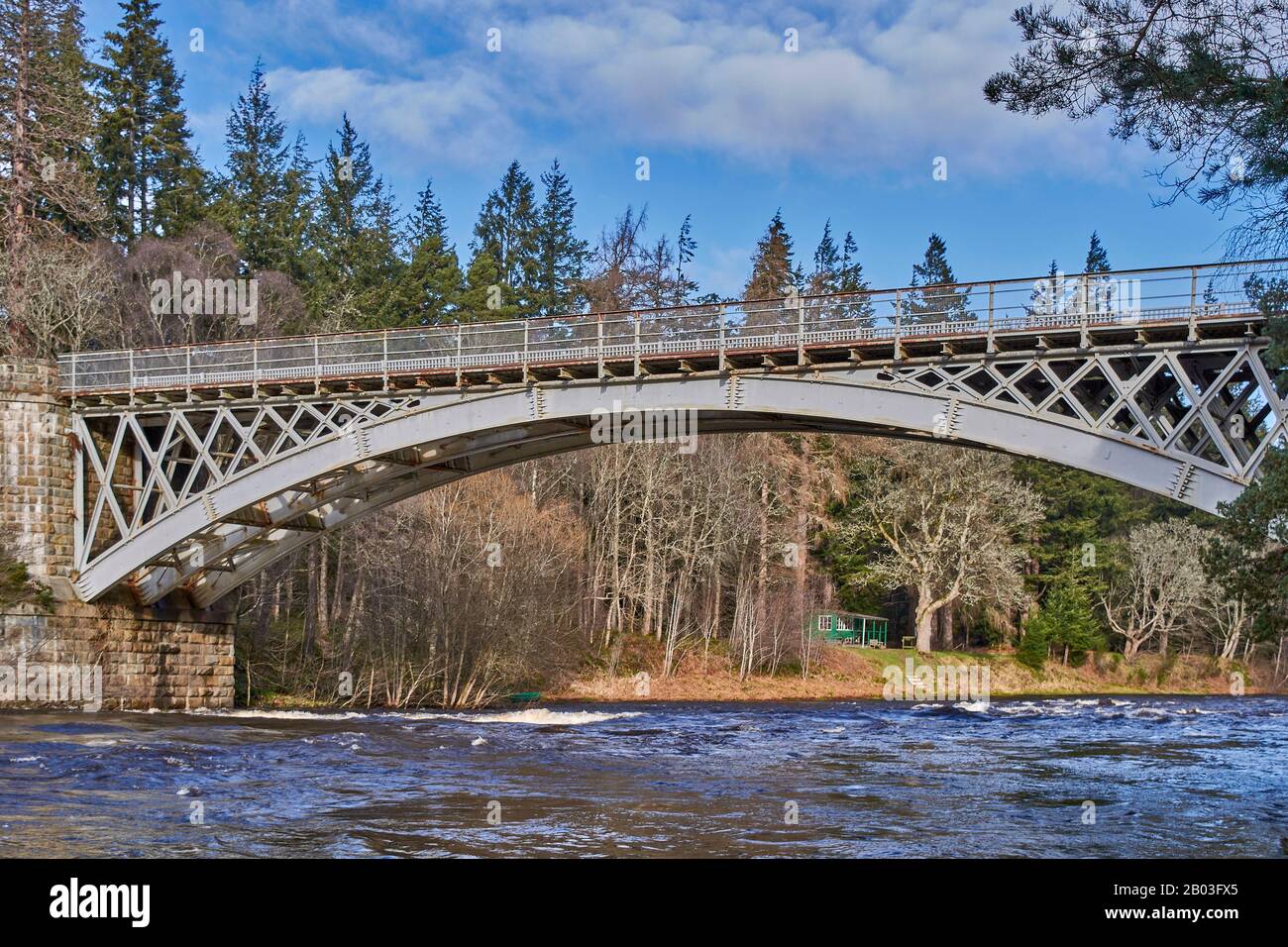 CARRON VILLAGE MORAY ECOSSE VUE SUR LA STRUCTURE DE LA ROUTE CARRON UNIQUE ET LE VIEUX PONT FERROVIAIRE QUI TRAVERSE LA RIVIÈRE SPEY ET LA CABANE DE PÊCHE VERTE Banque D'Images
