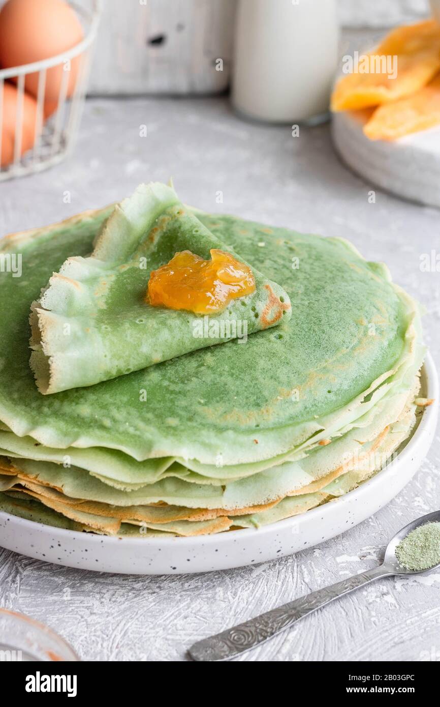 Crêpes vertes avec thé matcha et confiture de mangue. Crêpes fantaisie. Crêpes sur une Shrovetide Banque D'Images