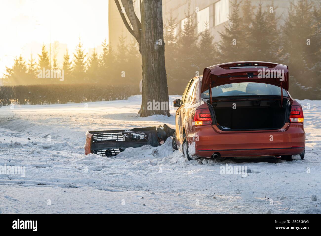 la voiture rouge a été impliquée dans un accident sur une route d'hiver et a décollé de la route sur le côté de la route. Conduite dangereuse, route glissante. Vue de t Banque D'Images