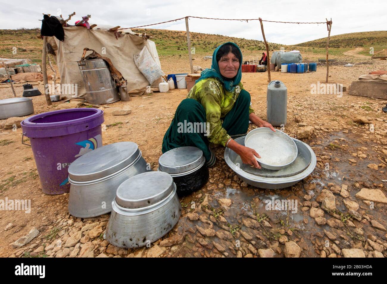 Femme nomade de Qashqai nomades fait du pain, près de Shiraz, Iran. Banque D'Images