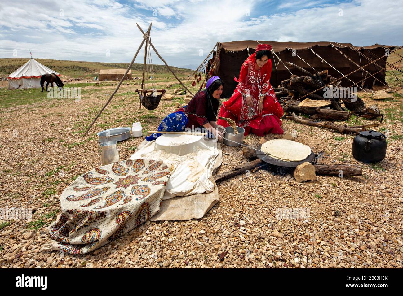 Femme nomade de Qashqai nomades fait du pain, près de Shiraz, Iran. Banque D'Images