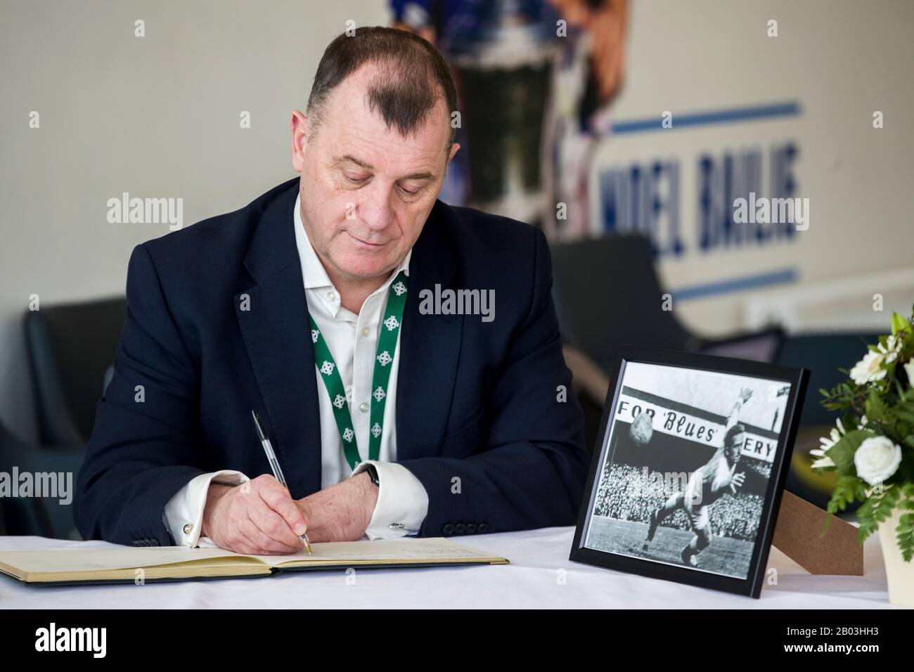 Patrick Nelson, Directeur général de l'IFA, signe le livre de condoléances à la légende du football de Manchester United et d'Irlande du Nord, Harry Gregg, décédé dimanche, au stade national de football de Windsor Park à Belfast. Banque D'Images