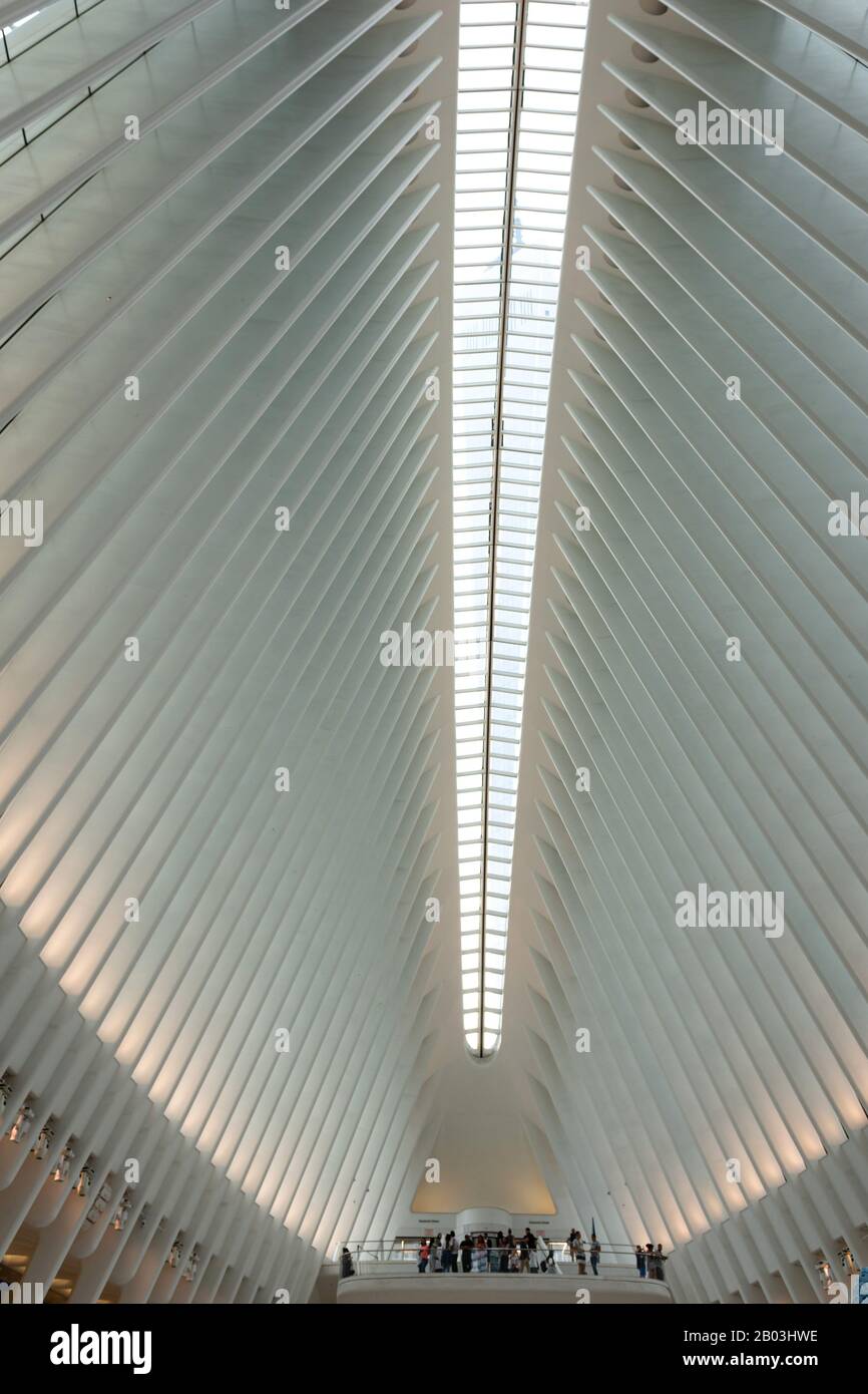 Manhattan, New York City, États-Unis - 7 juin 2019 : plafond vertical intérieur de l'Oculus, la pièce maîtresse du World Trade Center Transportation Banque D'Images