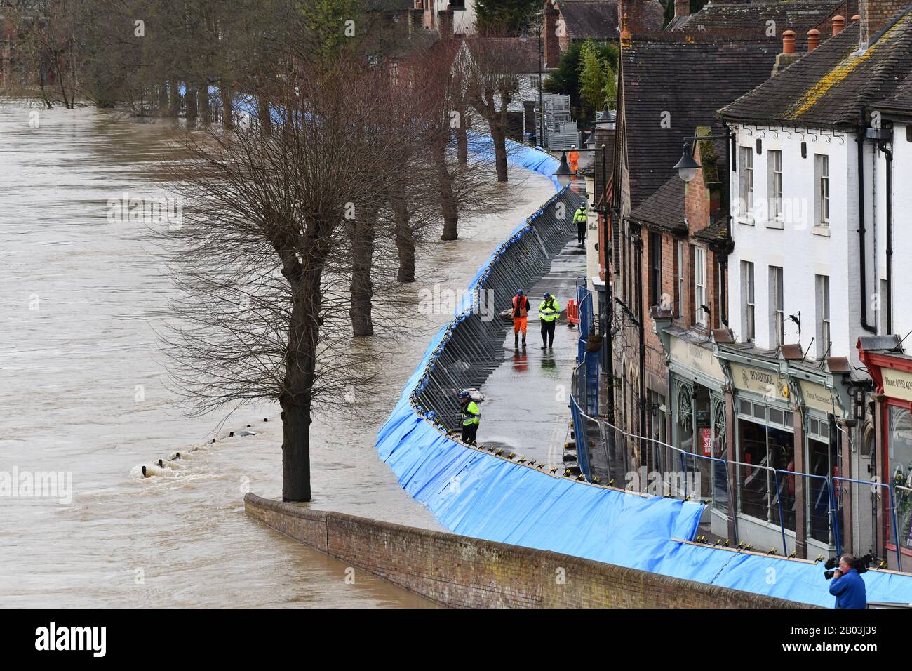 Ironbridge, Shropshire, Royaume-Uni. 18 février 2020 les barrières de défense contre les inondations de l'agence Environnement empêchent la Severn de inonder le Wharfage à Ironbridge. Certains résidents ont été évacués de cette partie de la rivière. Crédit: David Bagnall/Alay Live News Banque D'Images