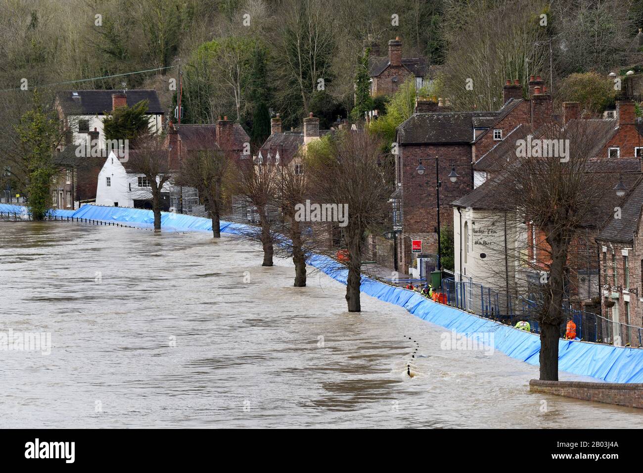 Ironbridge, Shropshire, Royaume-Uni. 18 février 2020 les barrières de défense contre les inondations de l'Agence de l'environnement empêchent la rivière Severn d'inonder la Wharfage d'Ironbridge. Certains résidents ont été évacués de cette partie de la rivière. Crédit: David Bagnall protection contre les inondations défenses inondations rivières Grande-Bretagne Banque D'Images