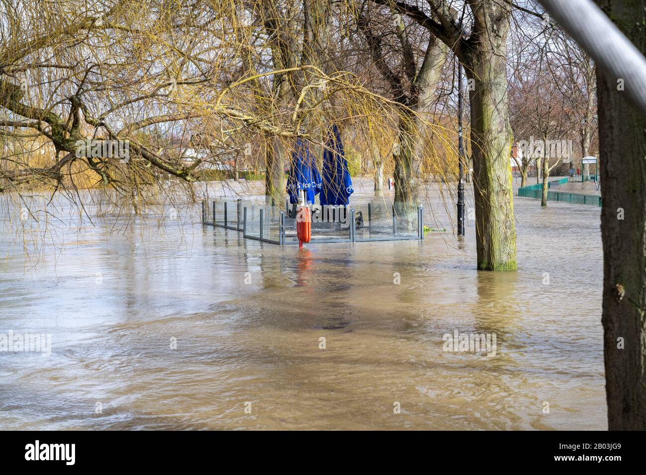 Inondation de la rivière Severn à Shrewsbury, Royaume-Uni. Inondant le parc Quarry , une aire de jeux pour enfants et le pub Boathouse Banque D'Images