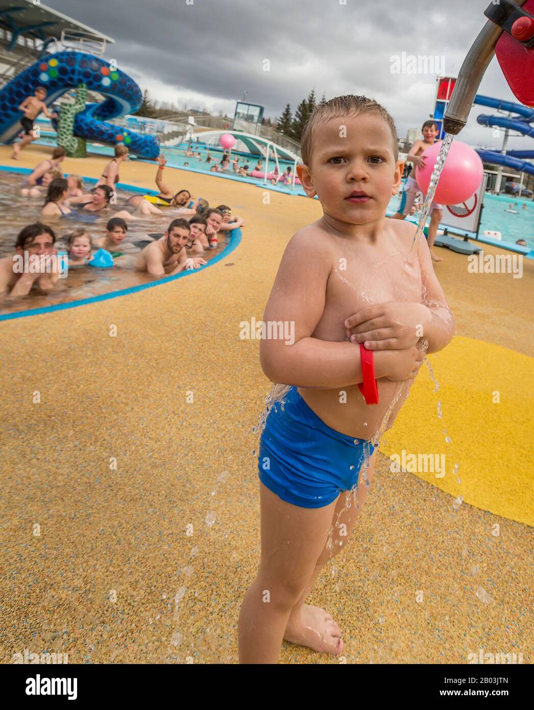 Jeune garçon à la piscine, Reykjavik, Islande Banque D'Images