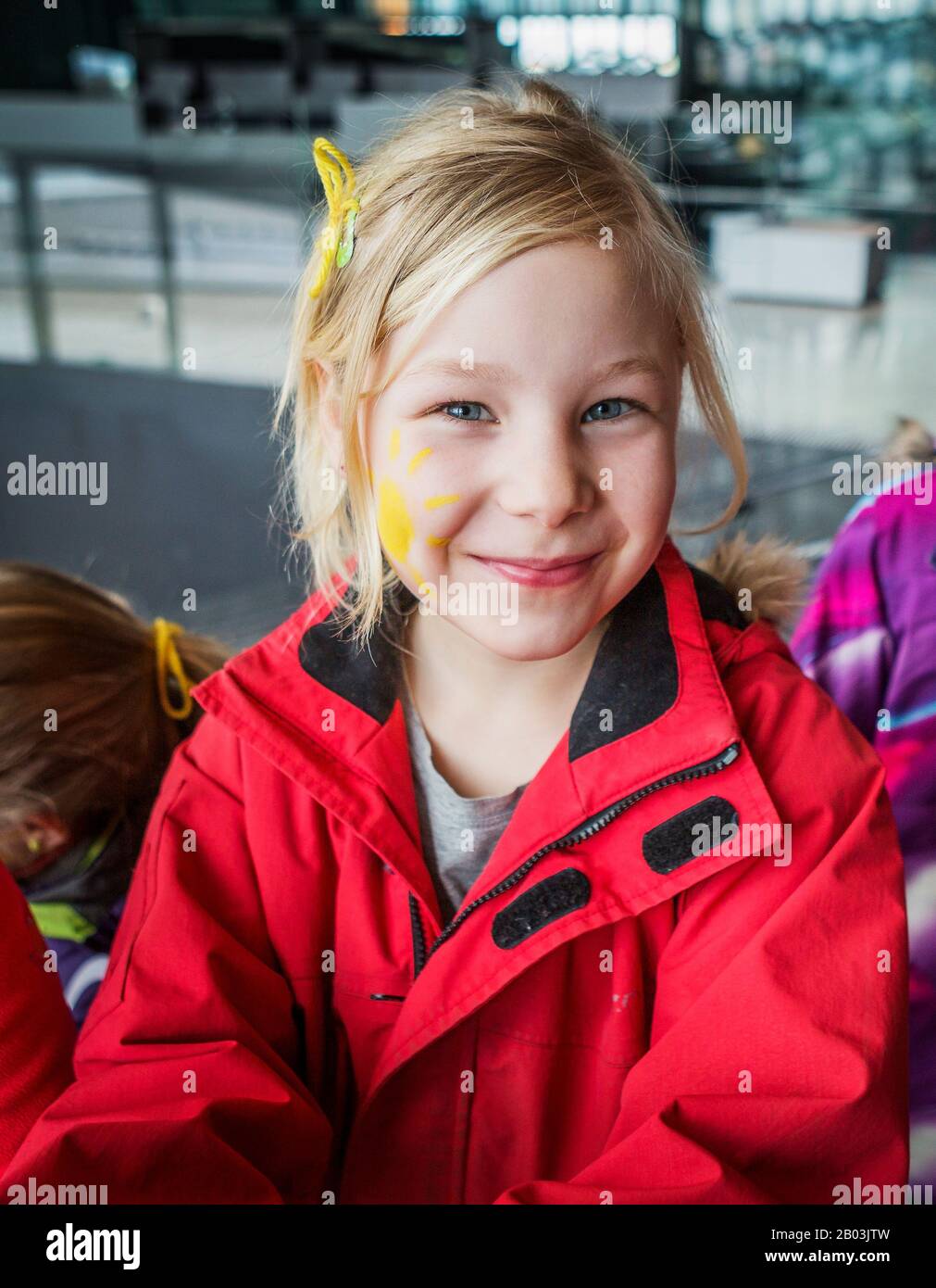 Jeune fille avec un soleil peint sur son visage, Reykjavik, Islande Banque D'Images