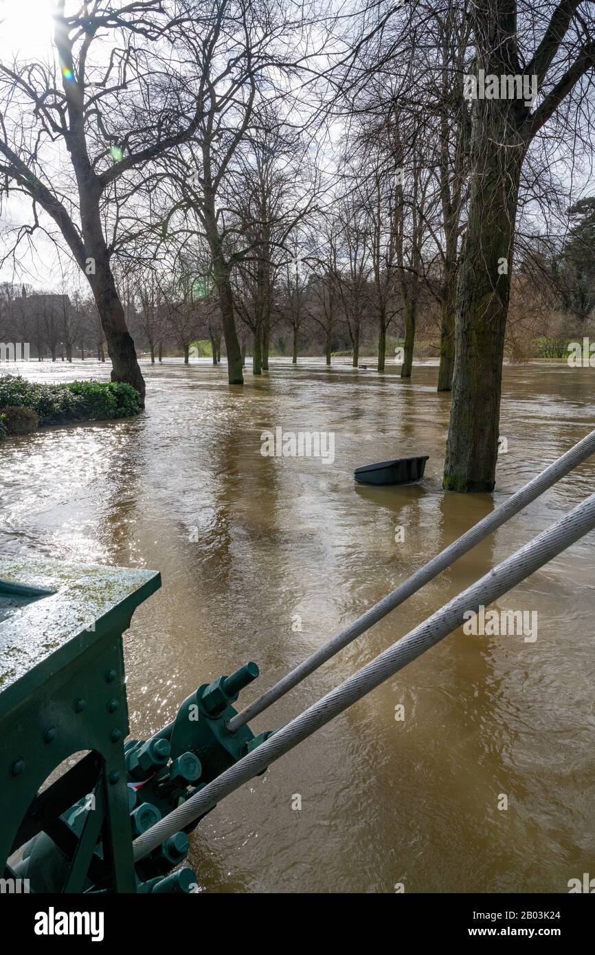 Inondation de la rivière Severn à Shrewsbury, Royaume-Uni. Inondant le parc Quarry , une aire de jeux pour enfants et le pub Boathouse Banque D'Images
