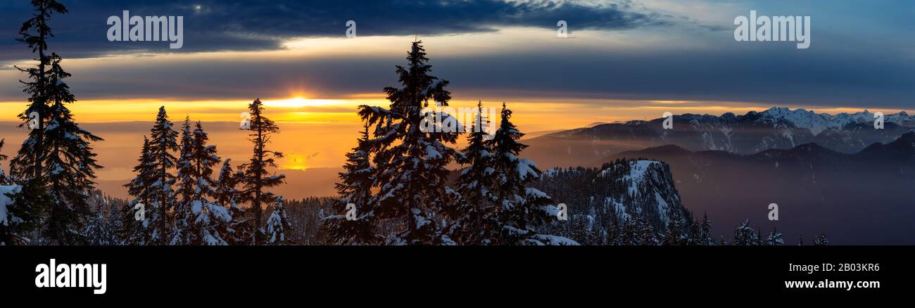 Magnifique vue panoramique sur le paysage naturel depuis le sommet de la montagne et le centre-ville en arrière-plan pendant un coucher de soleil d'hiver animé. Prise à Seymour, Banque D'Images