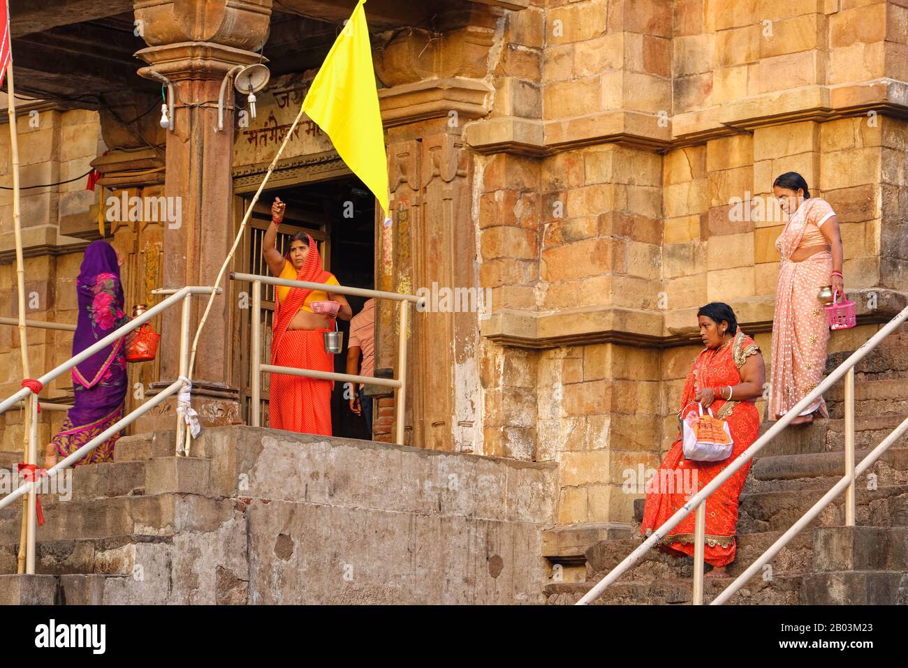 Adorateurs descendant les escaliers d'un temple, Khajuraho, état de Madhya Pradesh, Inde Banque D'Images