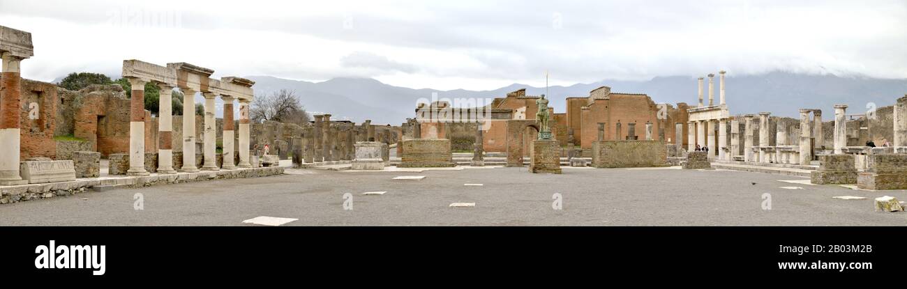 Pompei Foro (vue du Temple de Jupiter), site classé au patrimoine mondial de l'UNESCO - Campanie, Italie, Europe Banque D'Images