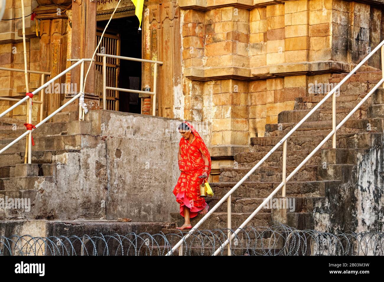 Adorateurs descendant les escaliers d'un temple, Khajuraho, état de Madhya Pradesh, Inde Banque D'Images
