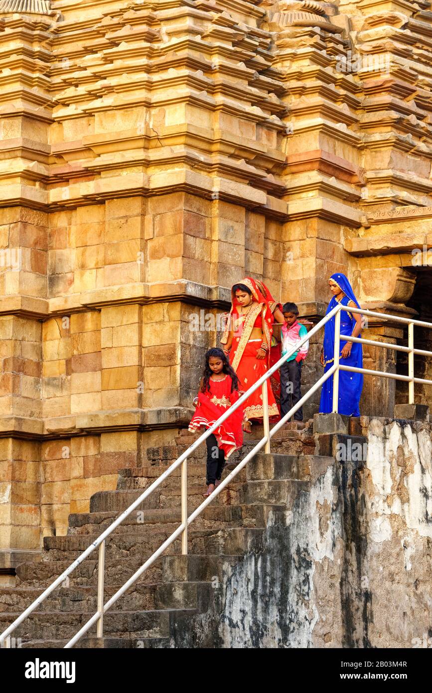 Adorateurs descendant les escaliers d'un temple, Khajuraho, état de Madhya Pradesh, Inde Banque D'Images