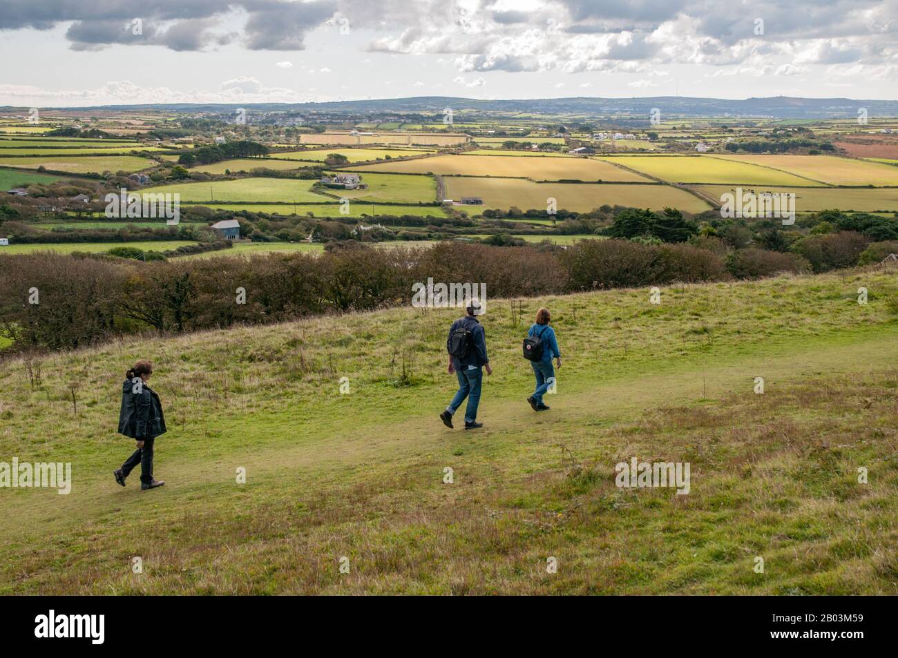 Trois ramblers qui marchent le long des sentiers de randonnée près de St Agnes Head sur la Heritage Coast à Cornwall, en Angleterre. Banque D'Images