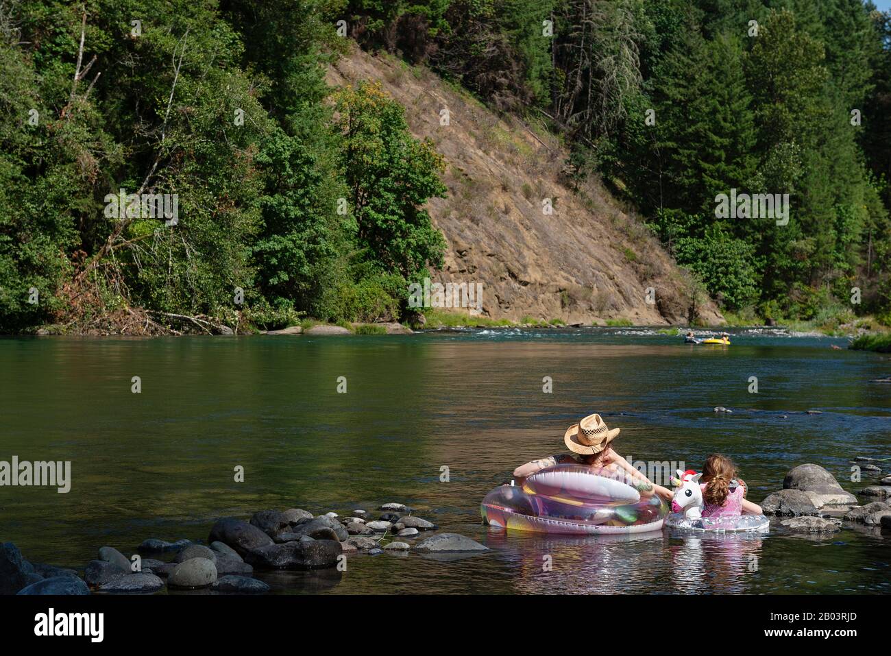 Les gens penchant sur la rivière Santiam Nord, Oregon Banque D'Images