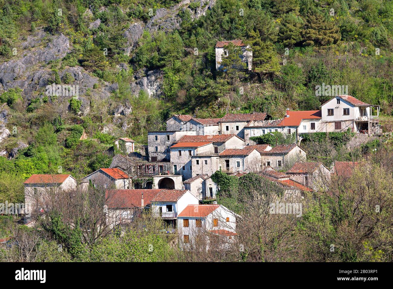 Maisons dans le village de Godinje au Monténégro Banque D'Images