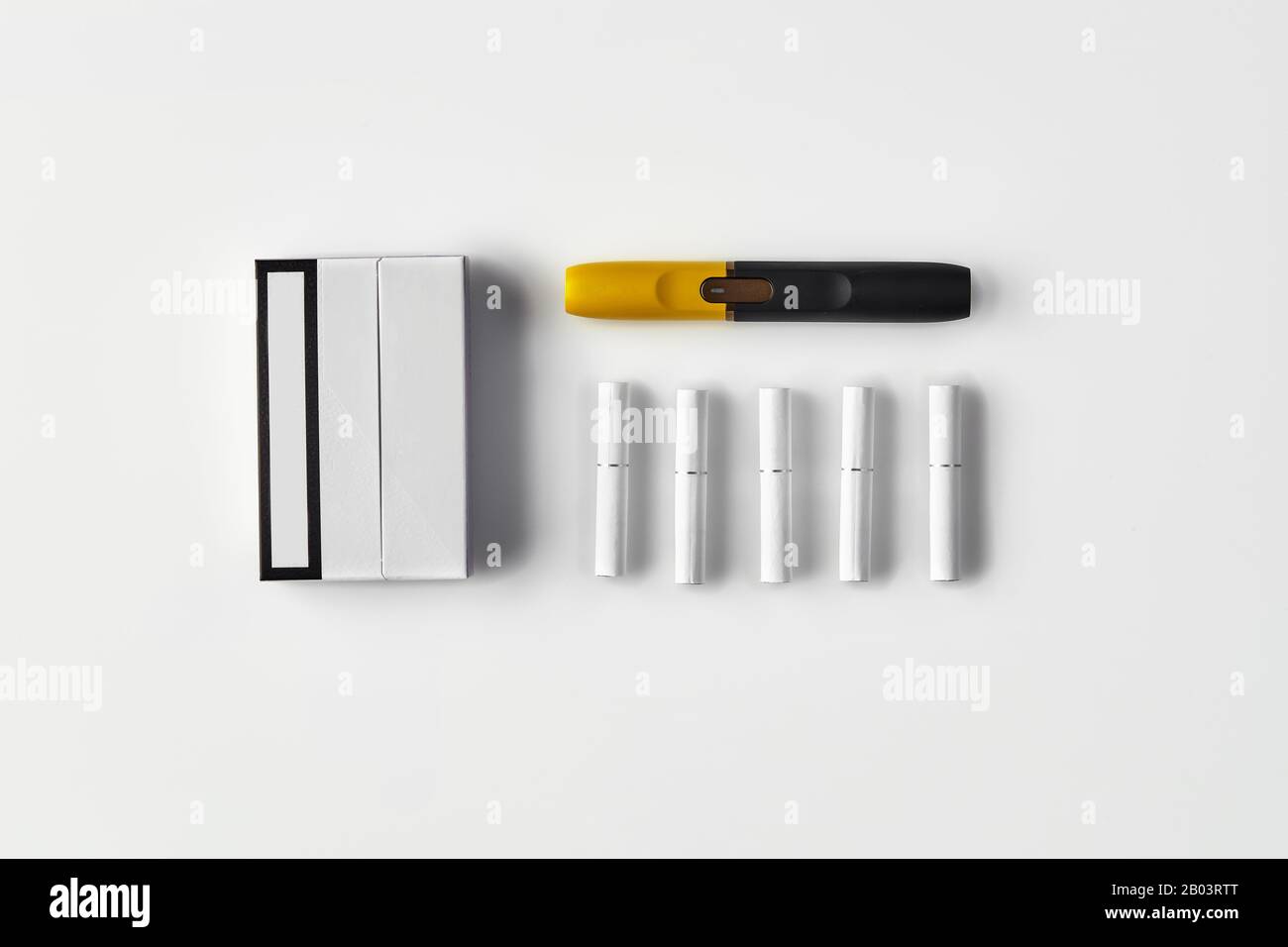 Cigarette lectronique noire et jaune de nouvelle gnration, un paquet et  cinq btons de chaleur, isole sur blanc. Nouvelle technologie. Chauffage  du systme de tabac. Templat Photo Stock - Alamy