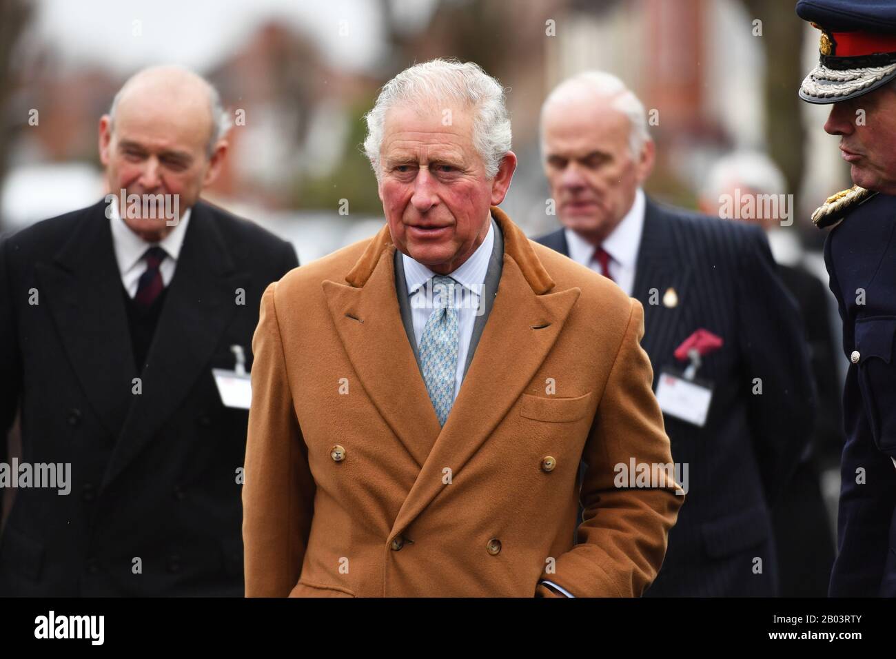 Le Prince de Galles arrive pour une visite au point de contact des anciens combattants, une œuvre de bienfaisance créée, soutient et est dirigée par des anciens combattants, à Nuneaton, lors d'une visite du Warwickshire et des West Midlands. Banque D'Images