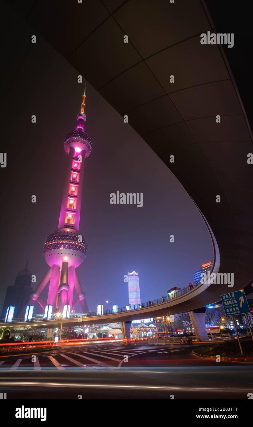 Shanghai, Chine - 11 JANVIER 2020: Une vue nocturne de la ville moderne de Pudong à travers le Bund à Shanghai, Chine. Shanghai est la plus grande ville de Chine. Banque D'Images