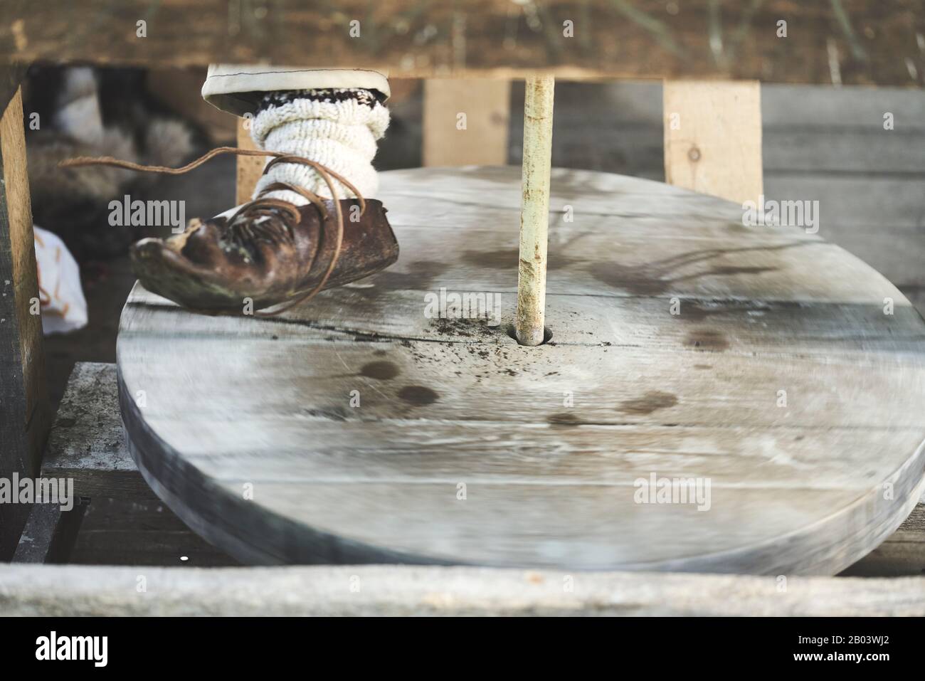 Potier traditionnel utilisant l'ancienne méthode dacienne sur une roue d'argile à pied au Musée du Village à Baia Mare, Maramureș, Roumanie Banque D'Images