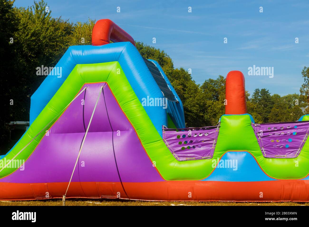Drôle dans un château gonflable glisse haut en couleur obstacle parcours dans le terrain de jeu Banque D'Images