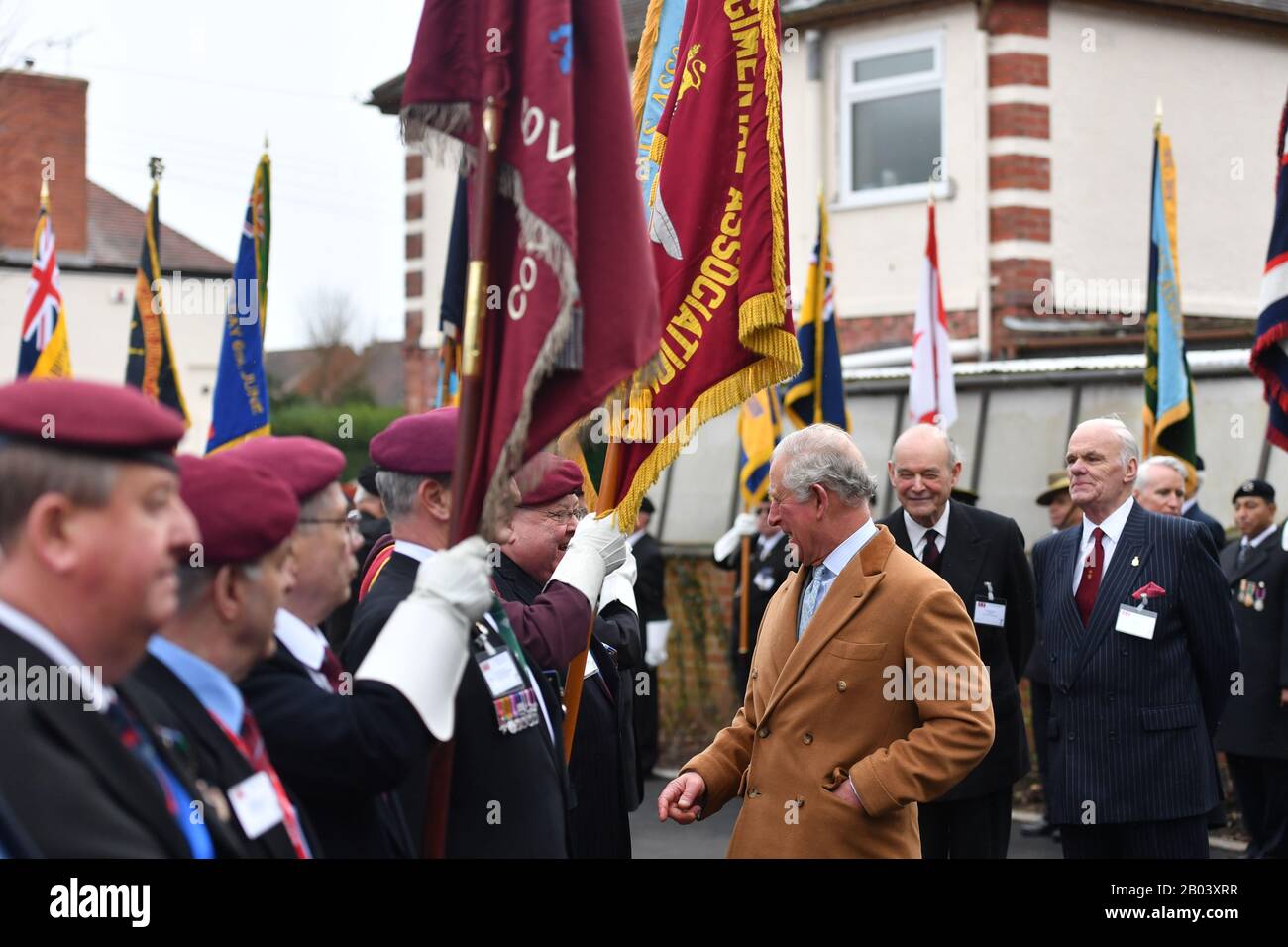 Le Prince de Galles rencontre des anciens combattants lors d'une visite au point de contact des anciens combattants, une œuvre caritative créée, qui soutient et est dirigée par des anciens combattants, à Nuneaton, au cours d'une visite du Warwickshire et des West Midlands. Banque D'Images