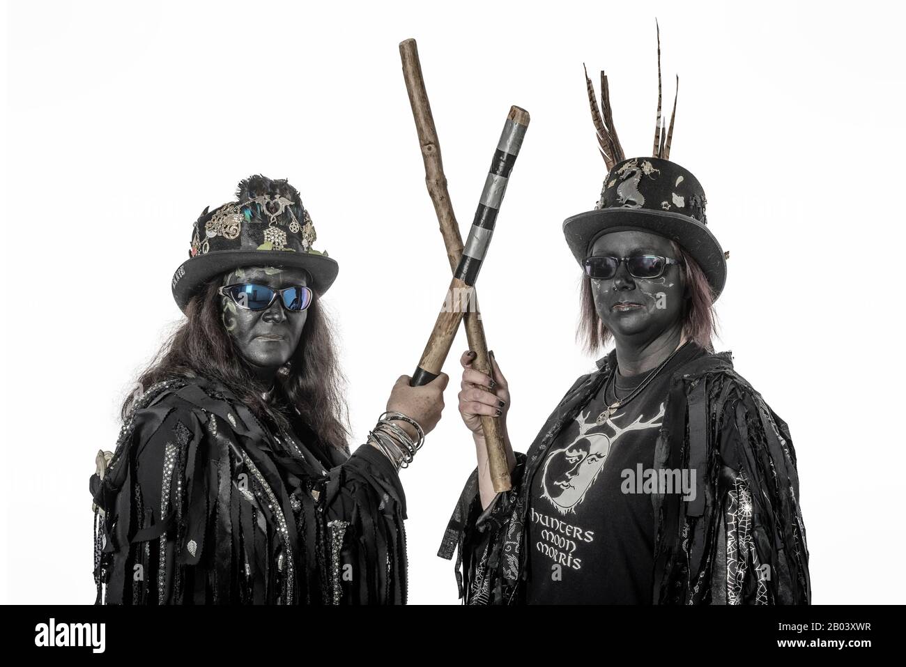 Les femmes Morris danseuses avec des visages noirs au Hastings traditionnel Jack au Green Festival. Hastings. Sussex Est. Angleterre. ROYAUME-UNI Banque D'Images