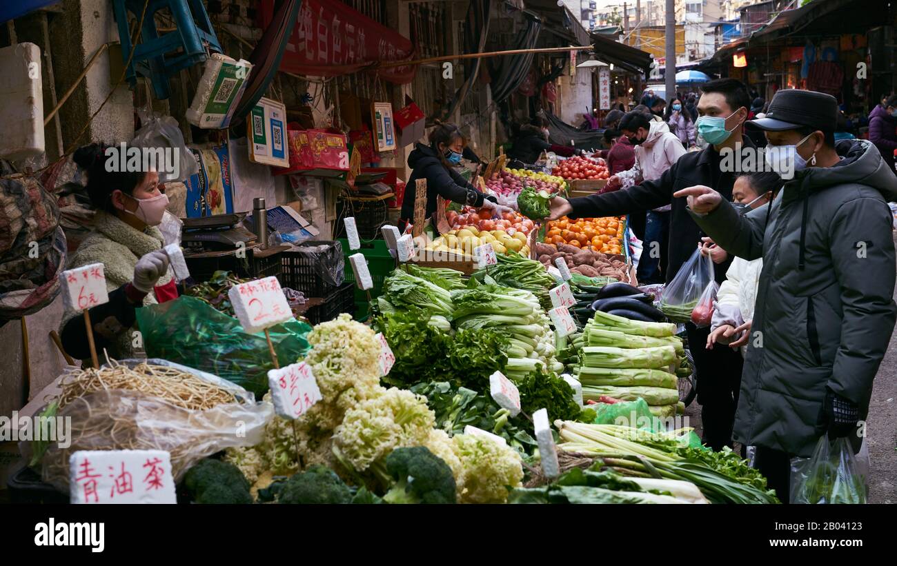 La nouvelle maladie du coronavirus COVID-19 à Wuhan s'est propageant dans le monde entier. Un acheteur et un vendeur doivent porter un masque chirurgical est une contrainte. Banque D'Images