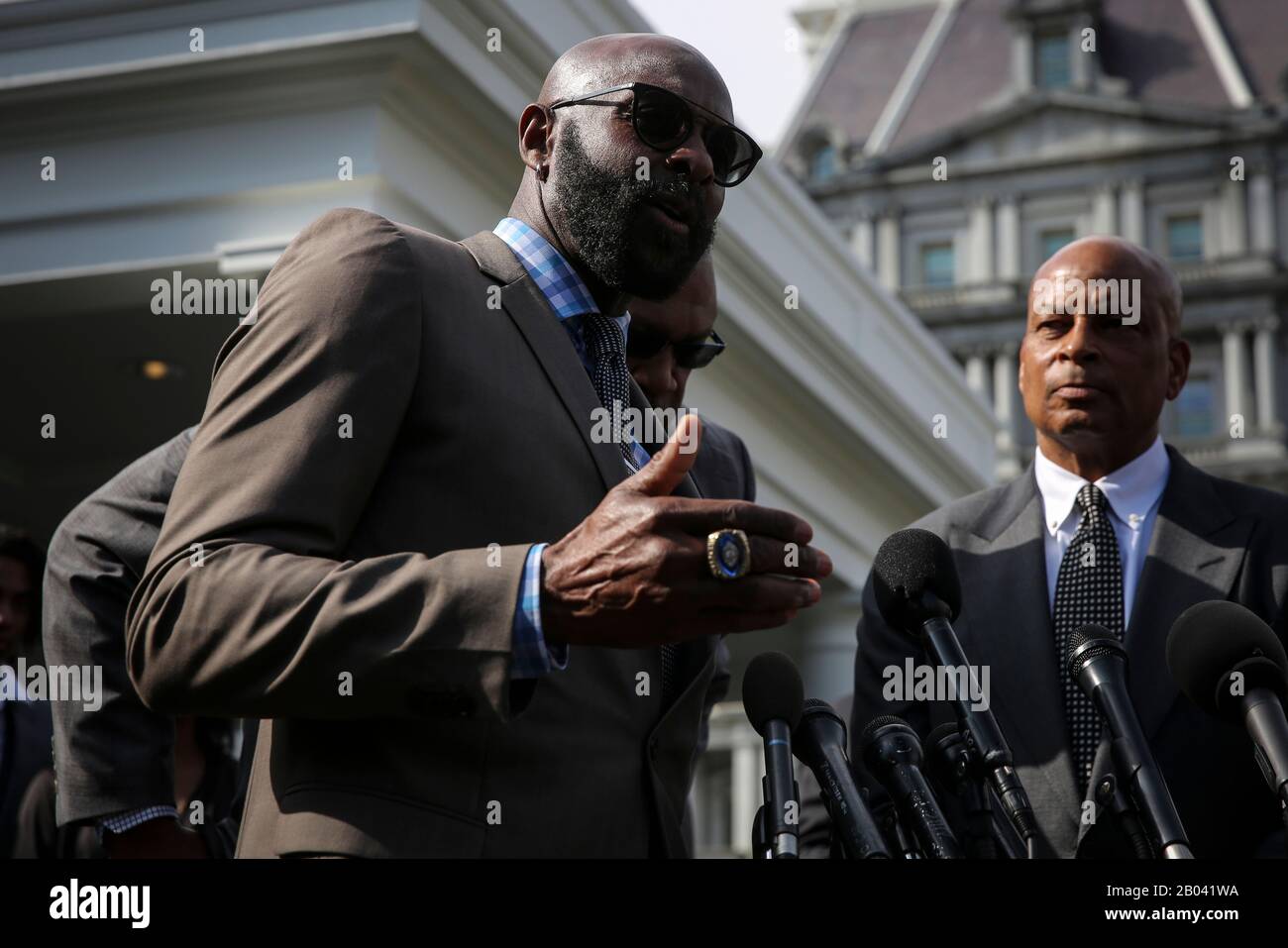 L'ancien joueur de football de la NFL Jerry Rice parle après une réunion avec le président Donald Trump a signé un ordre exécutif accordant un pardon total à Edward DeBartolo Jr., l'ancien propriétaire de San Francisco 49ers reconnu coupable d'un scandale de fraude au jeu. (Photo d'Oliver Contreras/SIPA USA) Banque D'Images