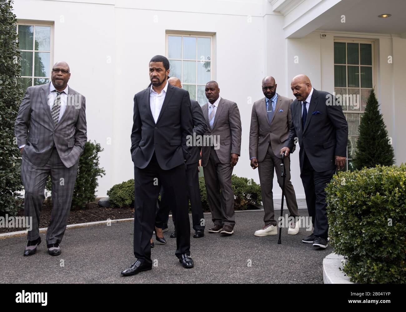 Washington, États-Unis. 18 février 2020. La NFL accueille Charles Haley (L), Derrick Brooks (3ème-R), Jerry Rice et Jim Brown, se rend à pied avec le pasteur Darrell C. Scott, alors qu'ils se mettent à parler aux médias après que le président Donald Trump a pardonné l'ancien propriétaire de San Francisco 49ers Edward DeBartolo Jr., à la Maison Blanche à Washington, DC le mardi 18 février 2020. DeBartolo a été reconnu coupable d'un scandale de fraude au jeu en 1998. Photo de Kevin Dietsch/UPI crédit: UPI/Alay Live News Banque D'Images