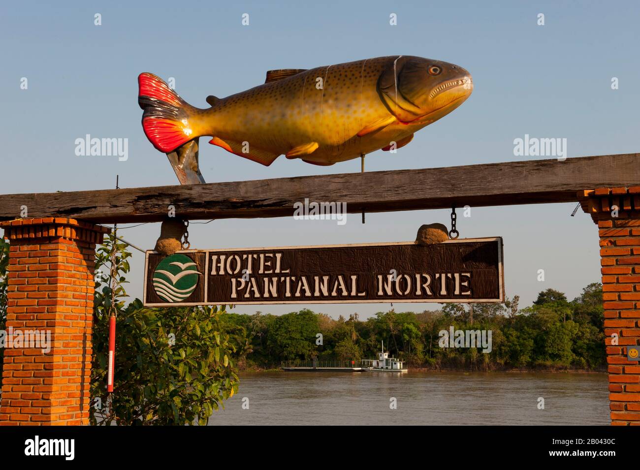 Jetée de l'Hôtel Pantanal Norte sur la rivière Cuiaba à Porto Jofre dans le nord de Pantanal, province de Mato Grosso au Brésil. Banque D'Images