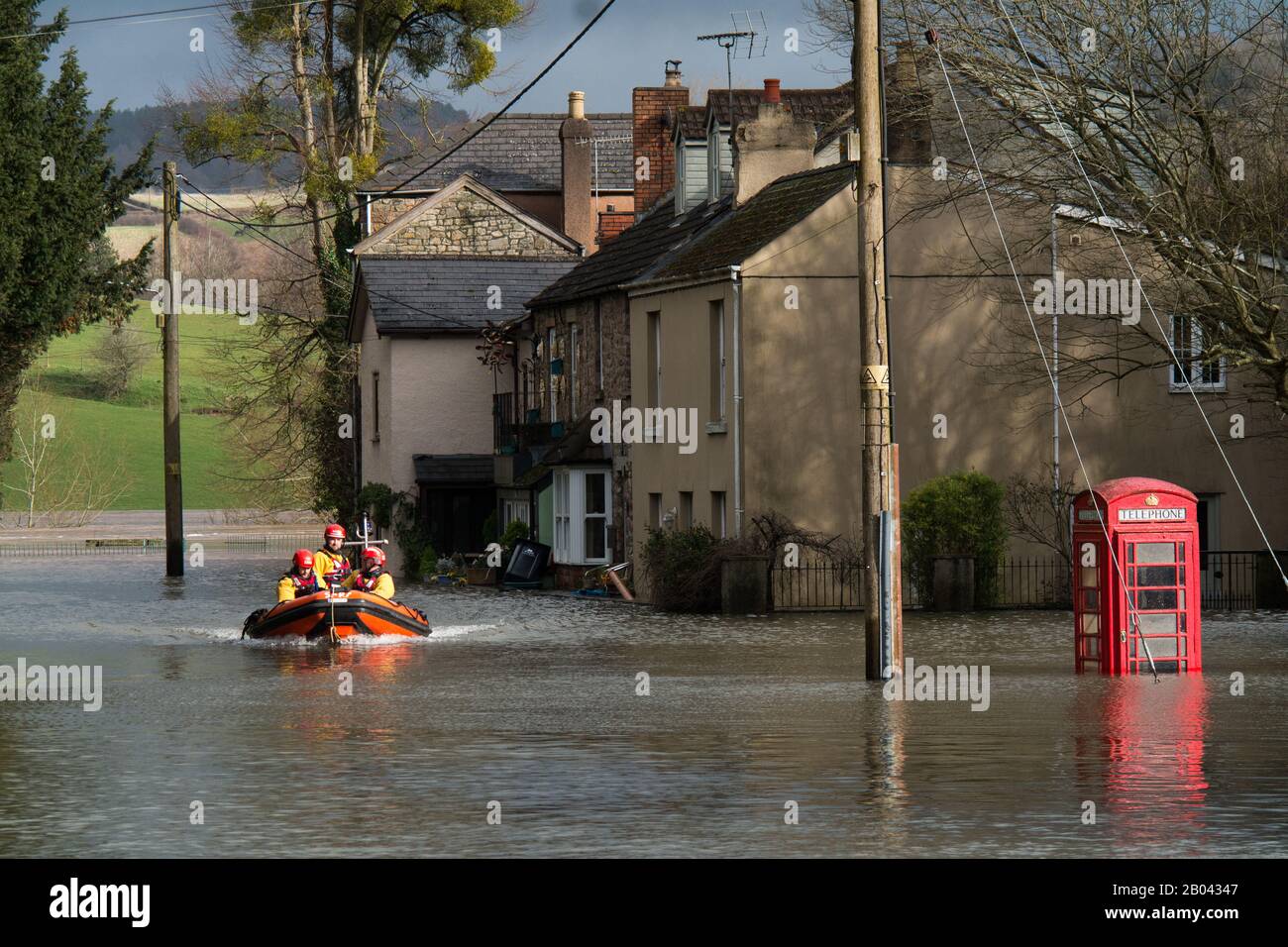 Une scène de rue de Lower Lydbrook pendant les inondations de Wye qui ont suivi Storm Dennis Banque D'Images