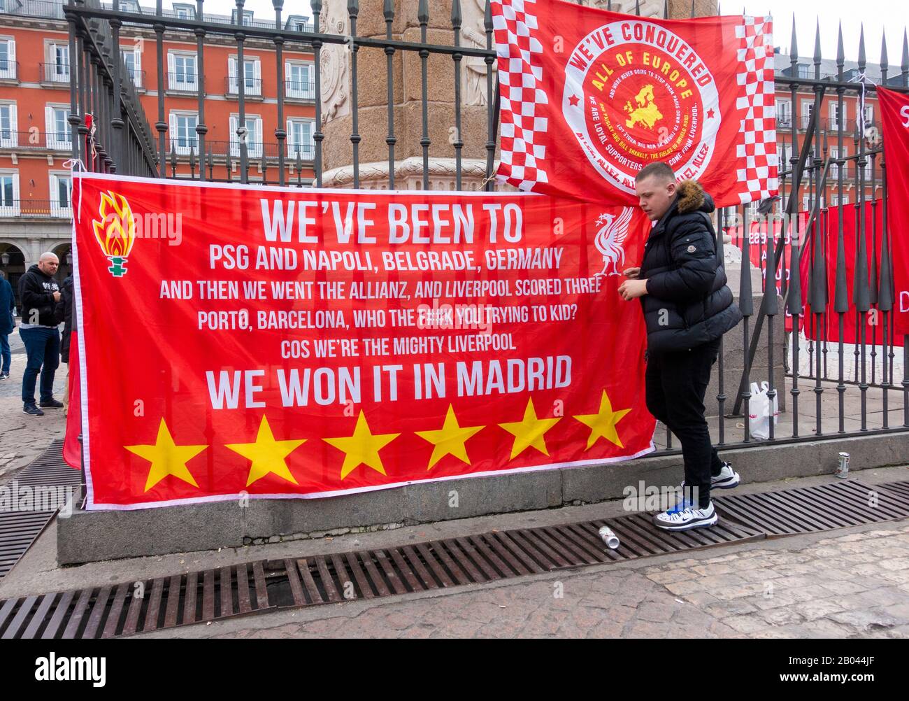 Madrid, Espagne. 18 février 2020. Les fans de Liverpool se réunissent sur la Plaza Mayor à Madrid avant le dernier match de la Ligue des Champions de Liverpool contre Atletico Madrid. Crédit: Alan Dawson/Alay Live News Banque D'Images