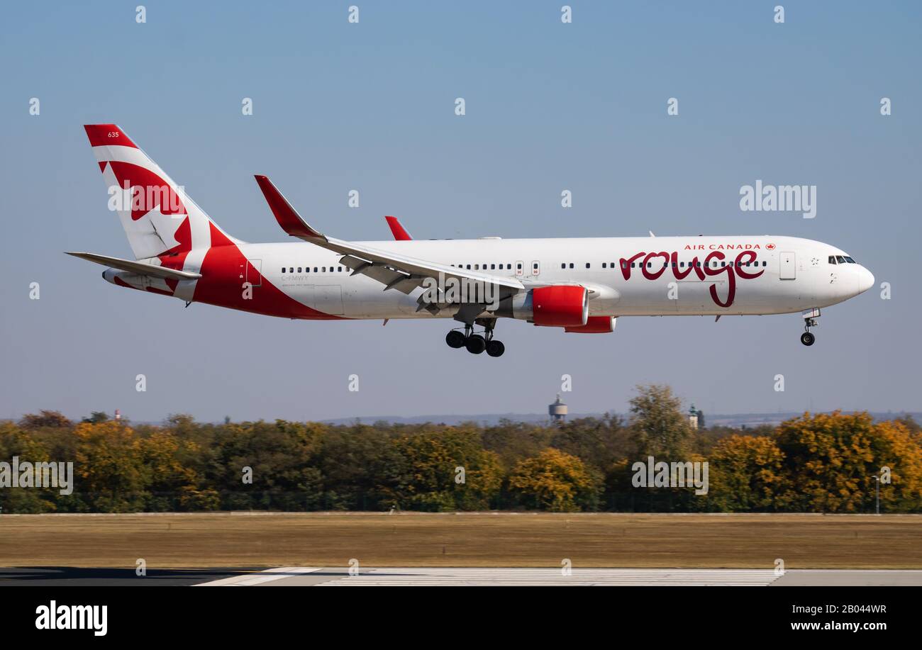 Budapest / Hongrie - le 14 octobre 2018 : Air Canada Rouge Boeing 767-300 C-FMWY arrivée et atterrissage à l'aéroport de Budapest Banque D'Images