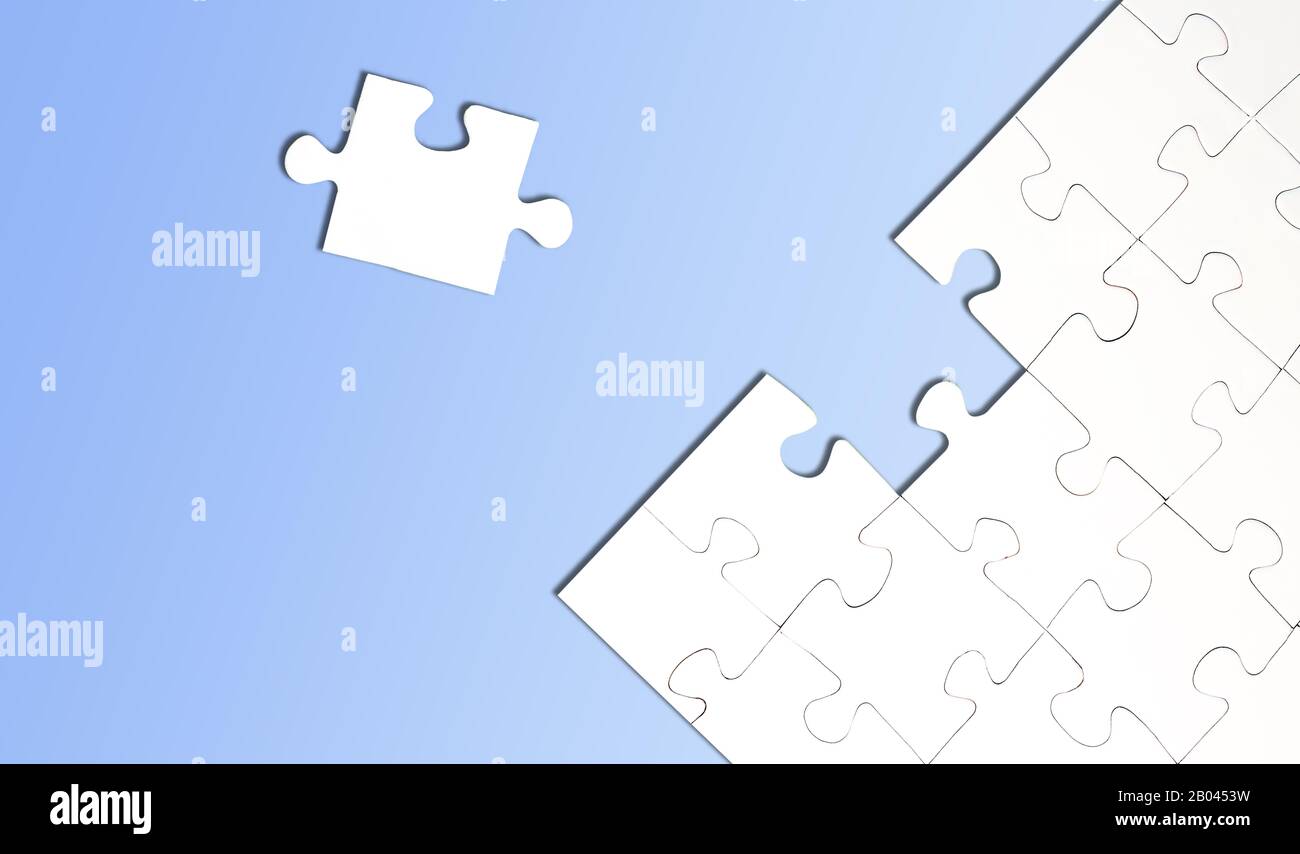vue de dessus du puzzle avec une pièce laissée sur fond bleu clair, en réalisant une tâche ou en résolvant un concept de problème Banque D'Images