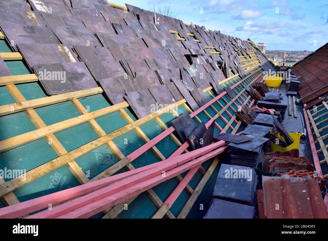 Le toit en ardoise est reconstruit lors de la rénovation du bâtiment, en Angleterre, au Royaume-Uni Banque D'Images