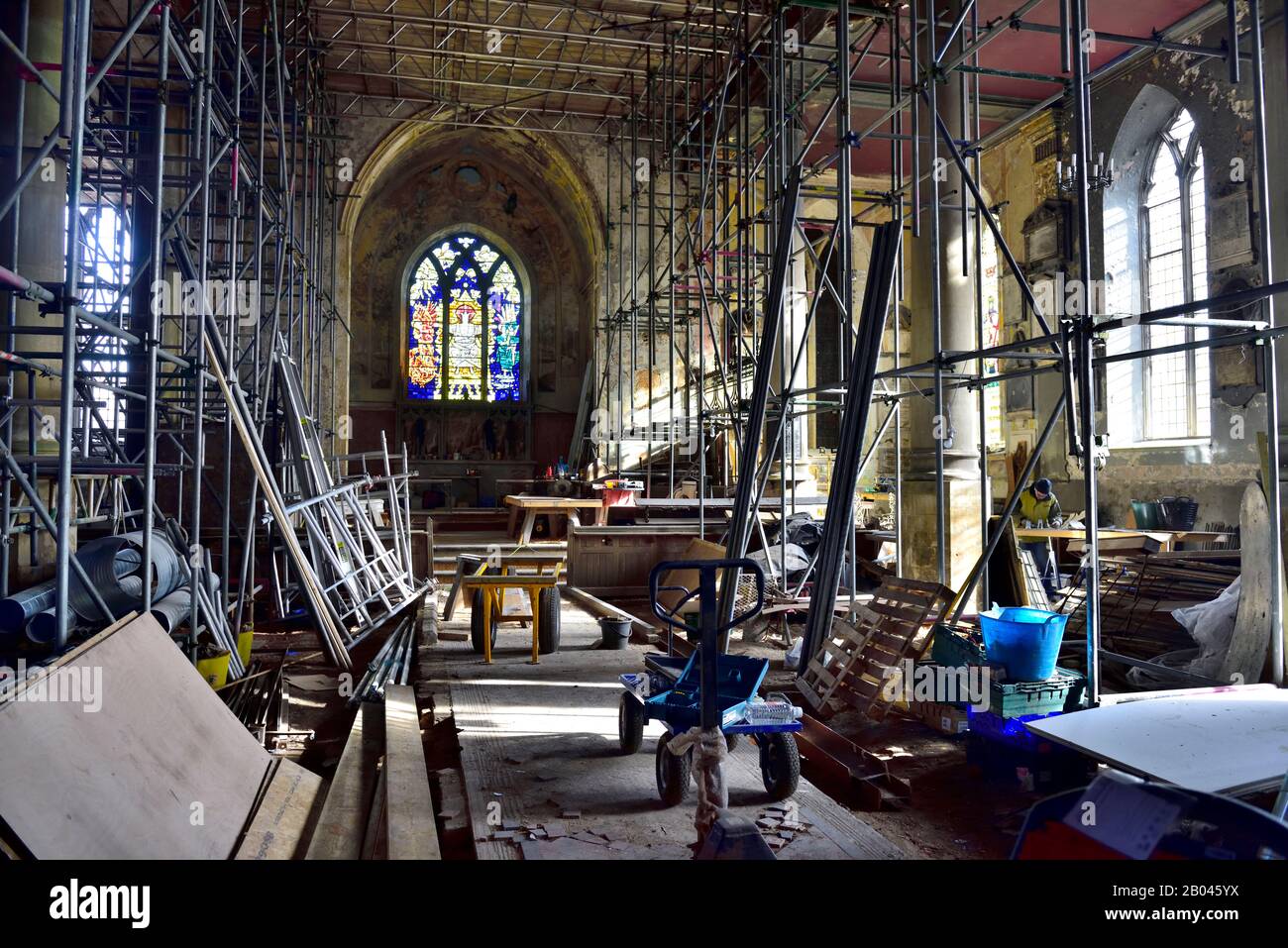 Site de restauration avec échafaudage intérieur et outils dans l'ancien bâtiment endommagé de l'église endommagé par le feu en cours de réaffectation, Angleterre, Royaume-Uni, Banque D'Images